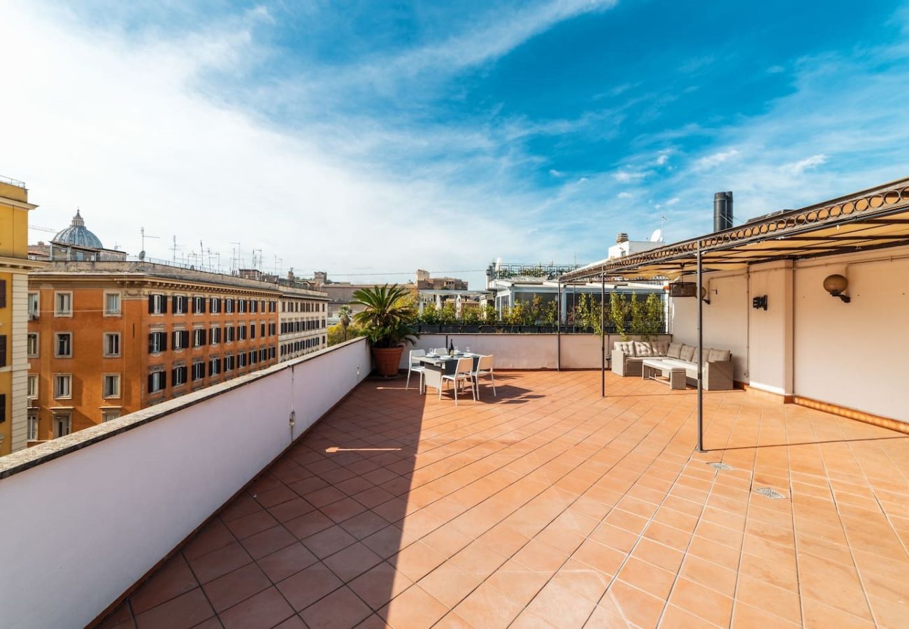 Appartamento a Roma - The Terrace with St. Peter view