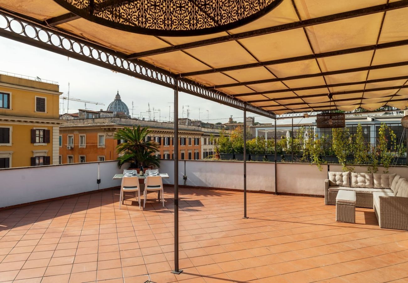 Appartamento a Roma - The Terrace with St. Peter view