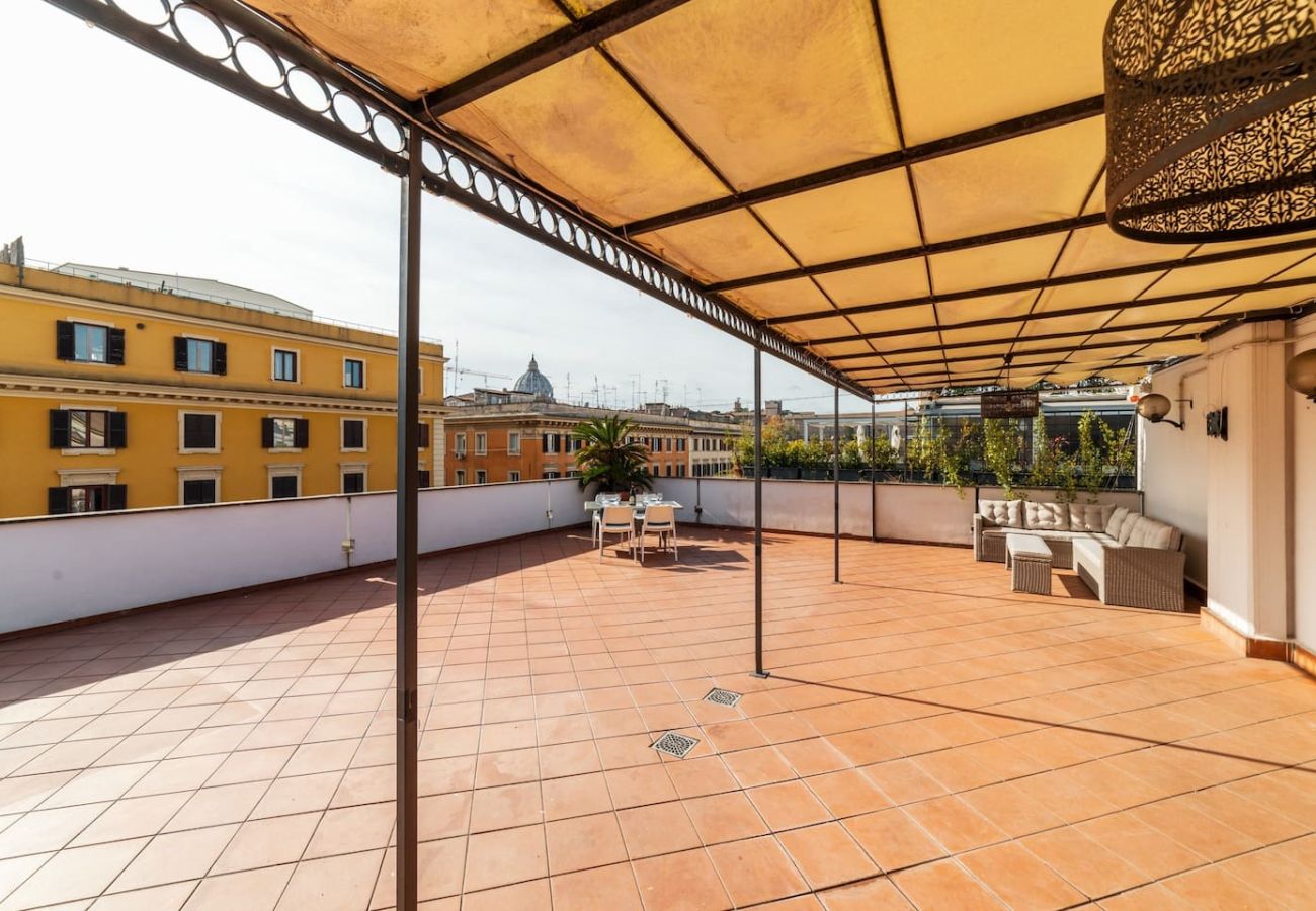 Appartamento a Roma - The Terrace with St. Peter view