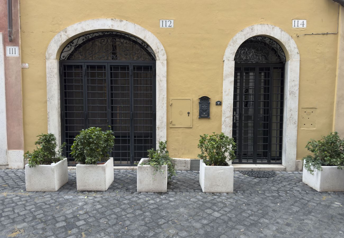 Apartment in Rome - Via Giulia Charming Atelier apartment