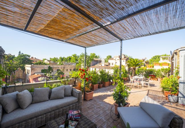  in Roma - Trastevere Outstanding  4 BR Terraced Apartment