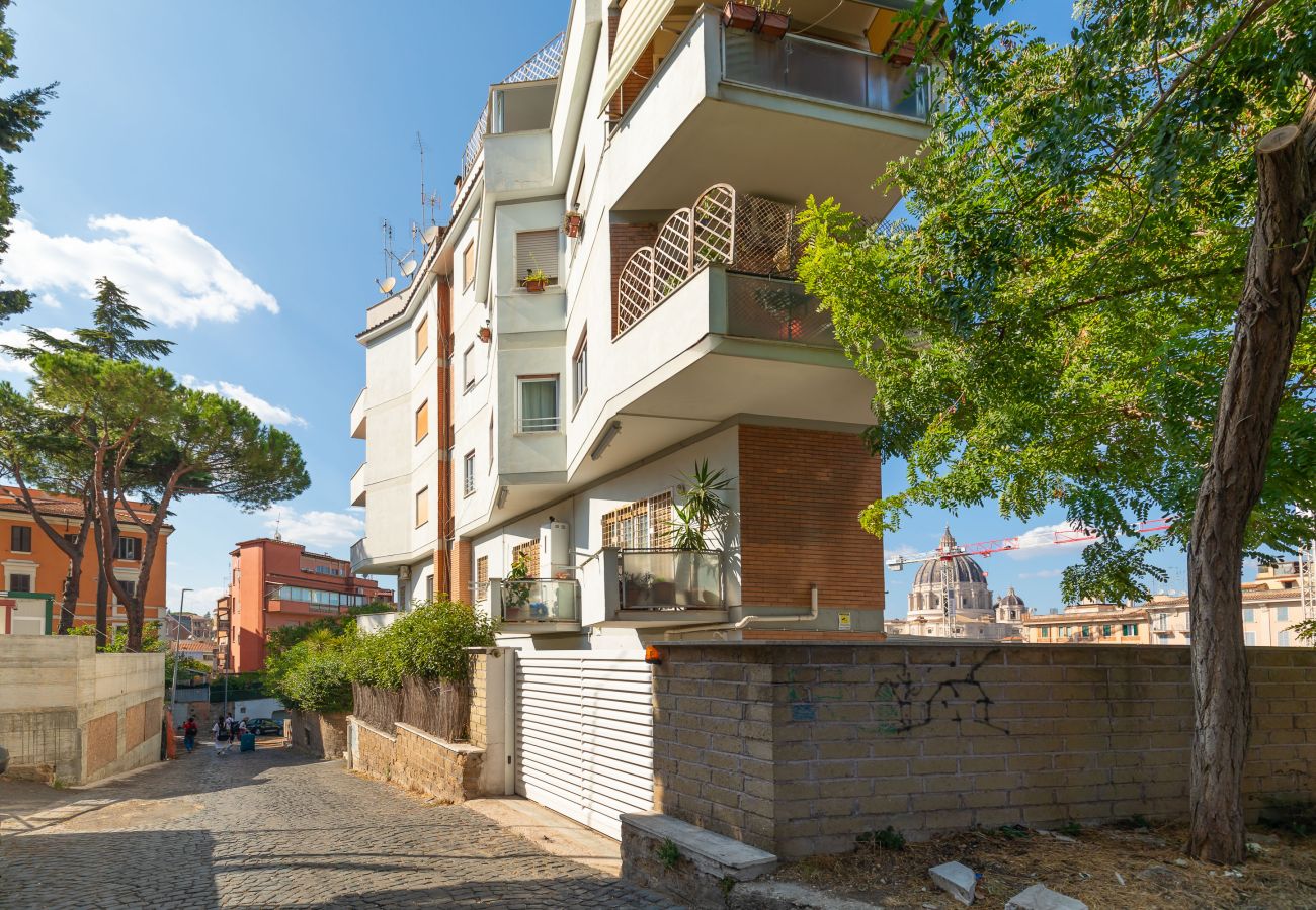 Apartment in Rome - Luminous Family Apt with Balcony by St Peter's