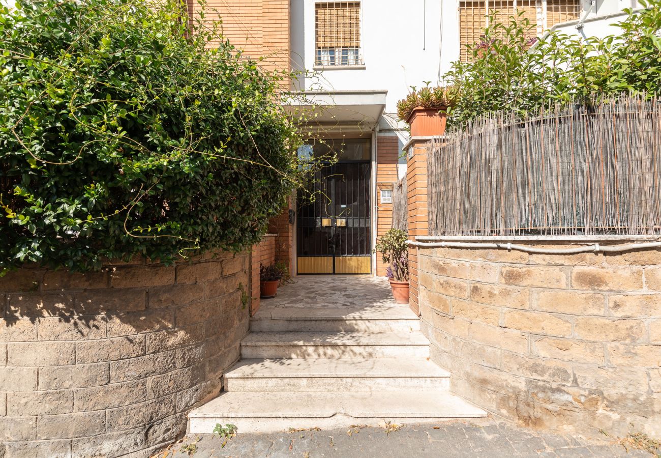 Apartment in Rome - Luminous Family Apt with Balcony by St Peter's